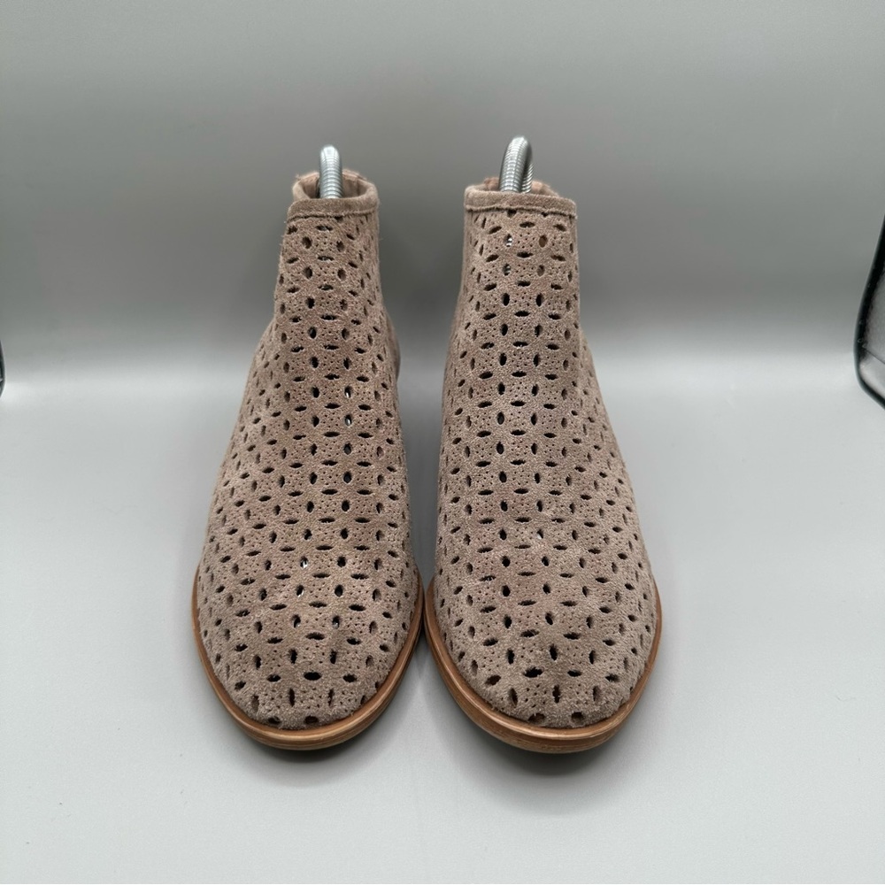 Lucky Brand Women’s 6 Bergyn Perforated Ankle Boots Suede Tan Booties Zip Up - Picture 3 of 9